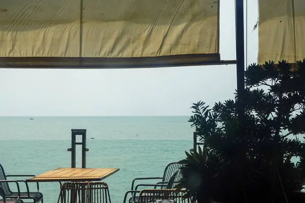 Sessiz masalı deniz kenarı kafe penceresi