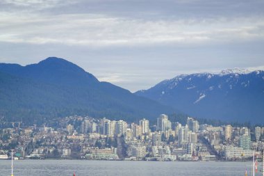 Karlı kıyı dağları olan Vancouver şehir merkezi