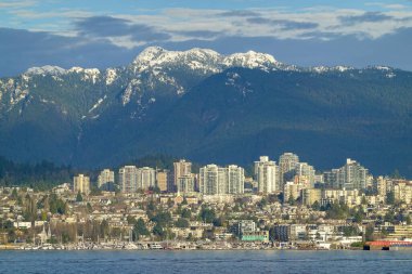 Kuzey Vancouver karlı dağların altında ufuk çizgisi