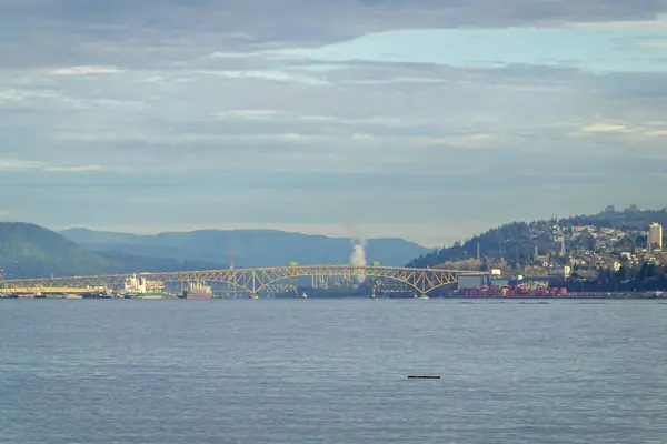 Uzak burunlu Burrard körfezi kıyıları