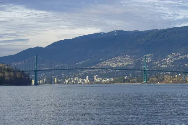 Sahil ışığı altında liman ve dağlar