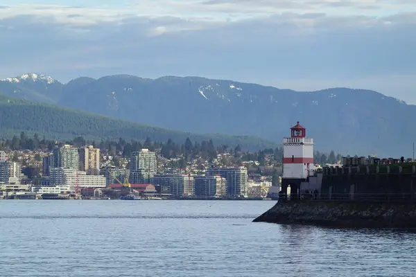 Brockton Point Deniz feneri ile şehir merkezi silüeti