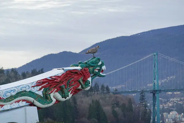 Lions Gate Köprüsü güvertesi ve uzak tepeler