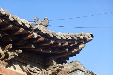 Evin çatısında mavi gökyüzü