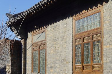 Şehirdeki eski ahşap ev.