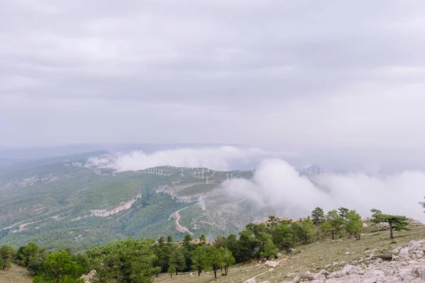 Dağ manzarası, her yeri sis kaplıyor..