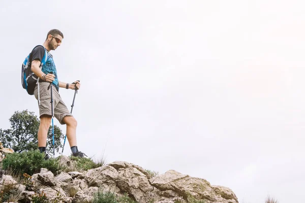 Wanderer Mit Stöcken Über Die Berge — Stockfoto