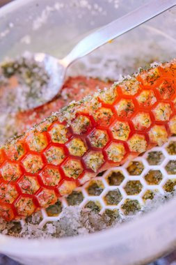 Otlar ve tuzla marine edilmiş bir parça somon..