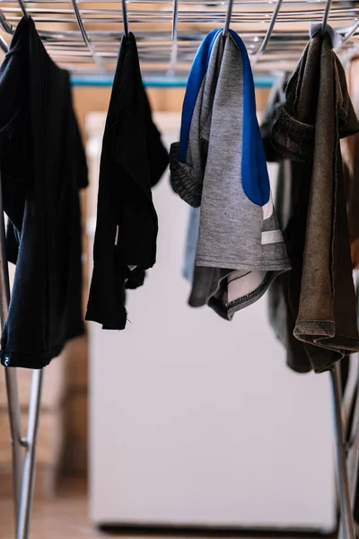 Oblečení Zavěšené Šňůře Prádlo Uvnitř Domu — Stock fotografie