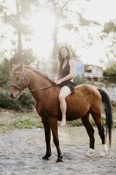 アマゾンの女の子は鞍なしで彼女の馬に乗る — ストック写真