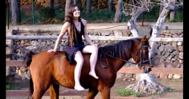 亚马逊女孩骑她的马横向 — 图库视频影像