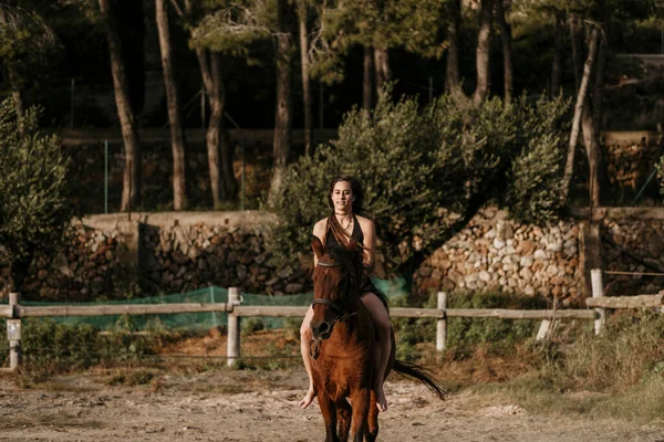 Cavaliere Ragazza Cavalcando Cavallo Nel Suo Ranch — Foto Stock