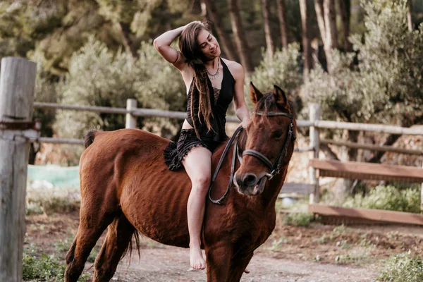 Ruiter Meisje Zetten Haar Haar Omhoog Terwijl Rijden Een Paard — Stockfoto