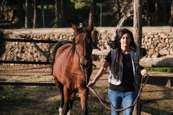 Chica Morena Preparando Caballo Para Montar —  Fotos de Stock