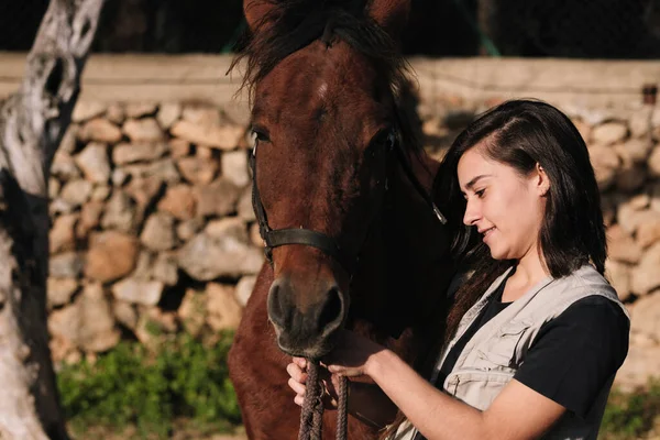 Brunette Meisje Zet Teugels Het Hoofd Van Het Paard — Stockfoto
