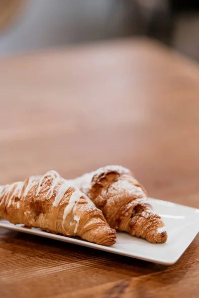 Großaufnahme Von Zwei Mit Schokolade Gefüllten Croissants Auf Einem Holztisch — Stockfoto