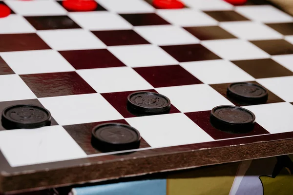 Papan Catur Dengan Checkers Ditempatkan Atas — Stok Foto