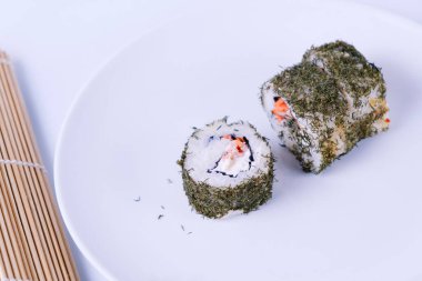 Beyaz tabakta dereotlu somon suşisi..