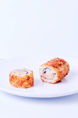 Dışarıda kırmızı baharatlı suşi rulosu..