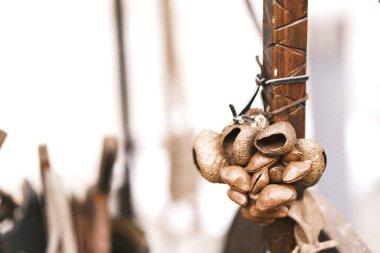 Kadim şaman ve cadı kültürlerinden aletler..