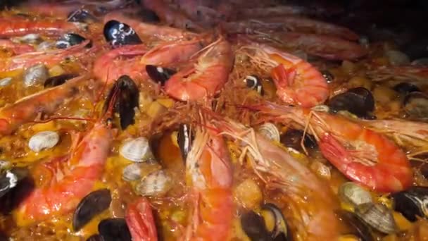 Fideu Büyük Bir Tavada Balık Deniz Ürünleri Pişiriyor — Stok video