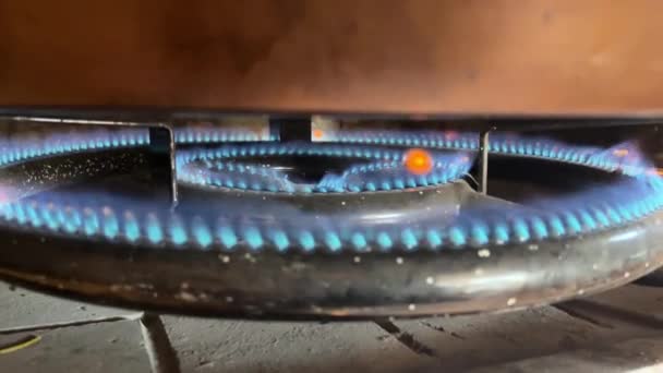 Deliklerden Çıkan Mutfaktaki Yangına Yakın Çekim — Stok video