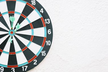 Ortasında dartlar ve beyaz arka planı olan bir duvara nişan alın.