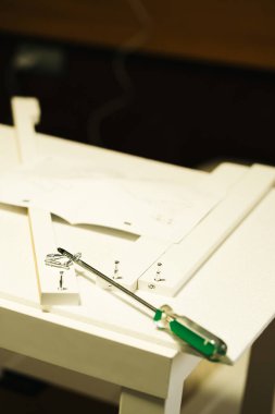 Ev işi merkezi mobilyaları aletlerle birleştiriyor.