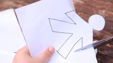 Çocuk, 1 Nisan şakası bebeğini kağıttan kesiyor..
