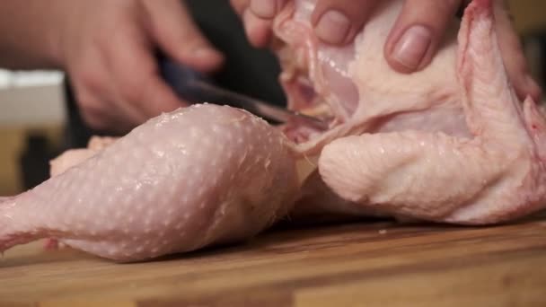 Πρόσωπο Που Κόβει Ένα Κοτόπουλο Ένα Ξύλο Κοπής — Αρχείο Βίντεο