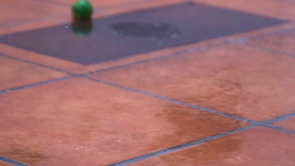 Дождь Падает Оранжевую Плитку Террасы — стоковое видео