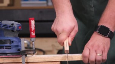 Japon testeresiyle odun kesen birinin yakın çekimi..