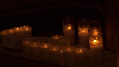 Kilisenin içinde farklı boyutlarda mumlar yaktım..