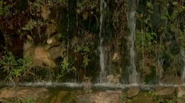 Küçük şelale taşların üzerine doğal olarak düşüyor.