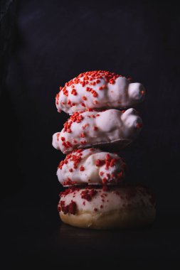 Çilekli kruvasanla kaplı beyaz çikolatalı bir çörek.