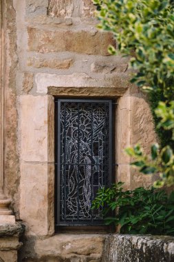 Polikrom boyalı cam pencere renkli camlarla yapılan bir bileşimdir..