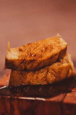 Soya soslu tavuk şiş tapa, tahtada..