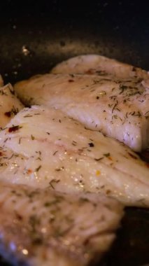 Bitkilerle ve doğal baharatlarla pişirilmiş bir parça balık..