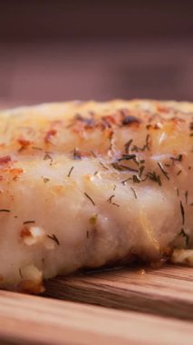 Bitkilerle ve doğal baharatlarla pişirilmiş bir parça balık..