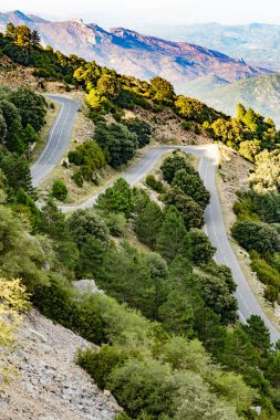Dağın tepesine ulaşmak için virajlı yollar..