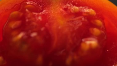 Domates doğrayan birinin yakın çekimi..