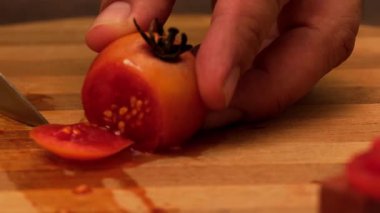 Domates doğrayan birinin yakın çekimi..