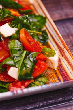 Domates salatası, taze peynir ve ıspanak sosu.