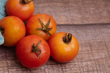 Domates yıkayan birinin yakın çekimi..