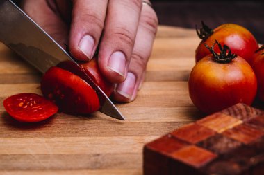 Salata yapmak için domates hazırlıyorum..