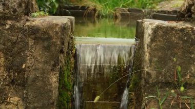 Suyu tutmak için küçük bir su deposu ve içine düşmesi için bir açıklık..
