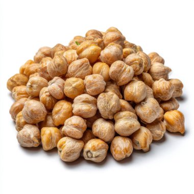 Yumuşak gölgeli temiz beyaz bir arka planda kurumuş nohut yığınını kapat