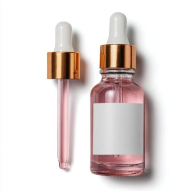 Pembe serumu ve beyaz arka planda boş etiketi olan zarif altın rengi damlalar.