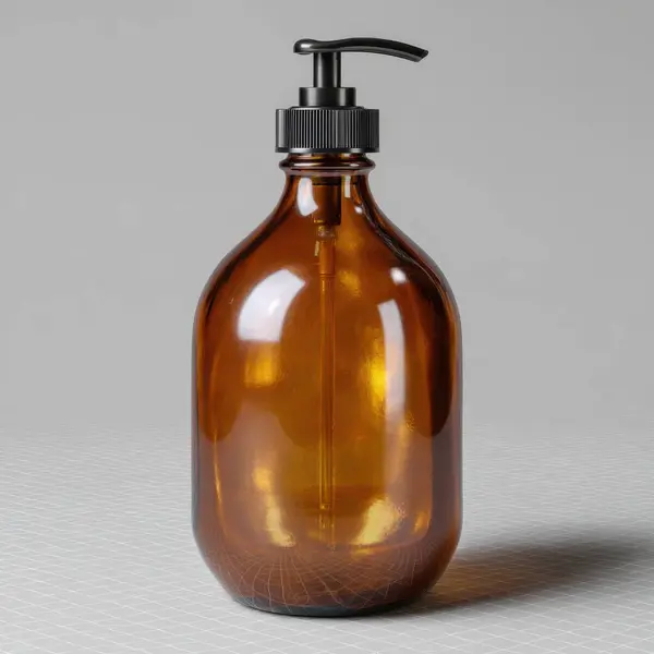 Kehribar cam pompa şişesi siyah bir yüzey üzerinde kozmetik veya sıvılar için kullanılıyor.