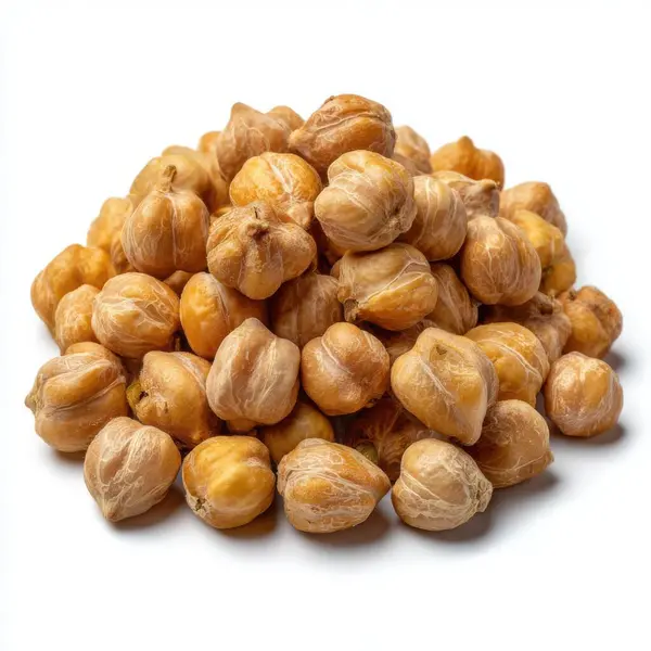 Temiz beyaz arka plana dağılmış kuru açık kahverengi nohut yığını.